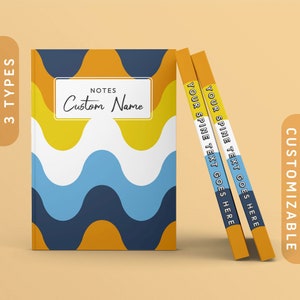 Puede incluir: Una pila de tres cuadernos con un patrón de ondas de colores en la portada. La portada es amarilla, blanca, azul y azul oscuro. El lomo de los cuadernos dice "Your Spine Text Goes Here". La portada tiene un rectángulo blanco con el texto "NOTES Custom Name".