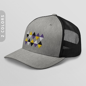 Könnte beinhalten: Eine graue und schwarze Trucker-Kappe mit einem gestickten geometrischen Muster auf der Vorderseite. Das Muster zeigt Dreiecke in den Farben Lila, Gelb und Schwarz.