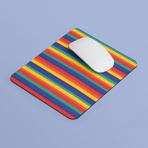 Può includere: Un tappetino per mouse a strisce arcobaleno con un mouse per computer bianco in cima. Il tappetino per mouse è realizzato in un materiale morbido e resistente ed è perfetto per proteggere la tua scrivania dai graffi.