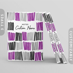 Puede incluir: Un cuaderno blanco con un patrón de líneas verticales negras, grises y moradas. La portada tiene las palabras "NOTES" y "Custom Name" en una fuente cursiva. Dos sujetalibros a juego están apoyados contra el cuaderno, con el texto "YOUR SPINE TEXT GOES HERE".