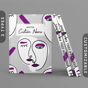 Peut inclure: Un carnet gris avec un motif abstrait violet et blanc. La couverture présente un motif répété de visages stylisés avec des accents violets. La reliure du carnet est personnalisable avec du texte. Le texte sur la couverture est "NOTES Custom Name".