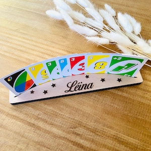 Porte cartes à jouer enfant en bois personnalisé motifs au choix prénom pour jeux de cartes cadeau utile