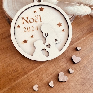 Boule de Noël en bois speciale Bébé 2024 personnalisable thème grossesse futurs papa et maman idée surprise annonce décoration à offrir