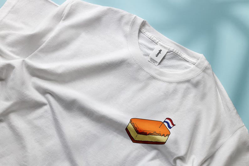 Pu&ograve; includere: T-shirt bianca con una piccola grafica di un dolce olandese, un pasticcino rettangolare con copertura arancione e una piccola bandiera olandese. La maglietta &egrave; in materiale morbido.
