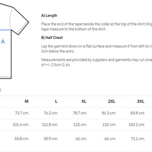 Pu&ograve; includere: T-shirt bianca con un diagramma che mostra i punti di misurazione per lunghezza e larghezza. &Egrave; inclusa una tabella delle taglie in centimetri e pollici, che dettaglia le misure per le taglie dalla S alla 5XL. La tabella fornisce misure di lunghezza, larghezza e mezzo petto.