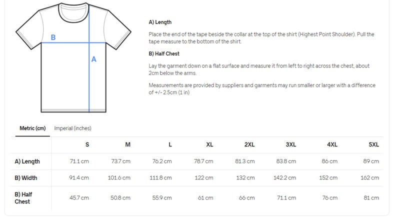 Pu&ograve; includere: T-shirt bianca con un diagramma che mostra i punti di misurazione per lunghezza e larghezza. &Egrave; inclusa una tabella delle taglie in centimetri e pollici, che dettaglia le misure per le taglie dalla S alla 5XL. La tabella fornisce misure di lunghezza, larghezza e mezzo petto.