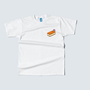 Pu&ograve; includere: T-shirt bianco con una piccola grafica di un dolce olandese, un 'Oliebol', sul petto. Il dolce &egrave; arancione e marrone, con una piccola bandiera olandese. La maglietta ha un girocollo e maniche corte.