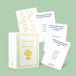 Peut inclure: Un coffret blanc de cartes "The Prophets in Islam Trivia" avec du texte doré et un graphisme d'arbre. Plusieurs cartes de trivia sont éparpillées autour de la boîte, avec des questions et des réponses sur les prophètes islamiques.