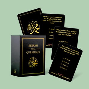 Peut inclure: Jeu de cartes de questions-réponses noir avec texte doré. La boîte indique "SEERAH TRIVIA QUESTIONS" avec calligraphie arabe. Les cartes présentent des questions à choix multiples sur le Prophète PBUH.