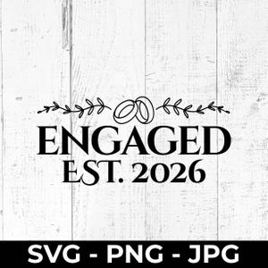 Könnte beinhalten: Ein schwarzes Grafikdesign mit zwei ineinander verschlungenen Ringen über dem Text ENGAGED EST. 2026, flankiert von zarten Blattzweigen auf beiden Seiten. Das Design ist in einer klaren, kräftigen Schriftart für digitale Bastelprojekte gehalten.