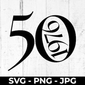 Könnte beinhalten: Schwarzes Grafikdesign mit der Zahl "50" und dem Jahr "1976" im "0". Der Text "SVG - PNG - JPG" befindet sich unten. Das Design befindet sich vor einem weißen Holzmaserungshintergrund.
