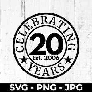 Puede incluir: Diseño circular en blanco y negro que celebra 20 años, establecido en 2006. El diseño incluye las palabras "CELEBRATING YEARS" en el borde, con estrellas y el número "20" en el centro. Debajo, las letras "SVG - PNG - JPG".