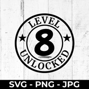 Op de afbeelding: Zwart-witte afbeelding met de tekst "LEVEL 8 UNLOCKED" in een cirkelvormig ontwerp. Het nummer 8 staat in het midden, met twee sterren. Onder de cirkel staan de letters "SVG - PNG - JPG".