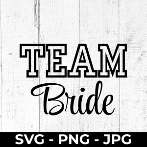 Könnte beinhalten: Schwarzer Text auf weißem Holzgrund mit der Aufschrift "TEAM Bride" in fetter, blockiger Schrift über einer kursiven Schrift. Darunter die Buchstaben "SVG - PNG - JPG".