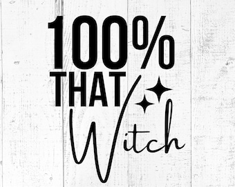Puede incluir: Diseño gráfico en blanco y negro con el texto "100% THAT Witch" y dos formas de estrella. La parte inferior de la imagen incluye el texto "SVG - PNG - JPG" sobre un fondo de vetas de madera blanca.