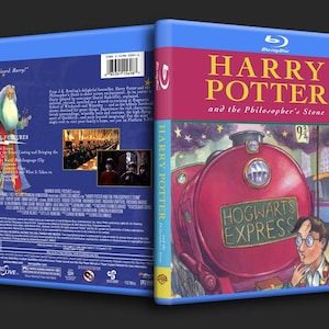 Puede incluir: Una caja de disco Blu-ray azul con una ilustración roja, amarilla y negra de un tren con el texto "Hogwarts Express" en la parte delantera. La parte posterior de la caja presenta una lista de características especiales y el texto "Harry Potter y la piedra filosofal".