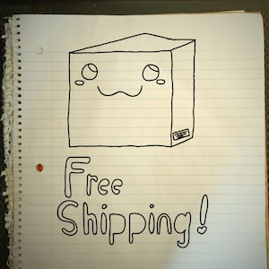 Pode incluir: Ilustra&ccedil;&atilde;o desenhada &agrave; m&atilde;o de uma caixa sorridente com as palavras "Free Shipping!" em papel pautado. A caixa tem um rosto fofo com olhos ovais e uma boca curva. O texto est&aacute; em um estilo l&uacute;dico e manuscrito.
