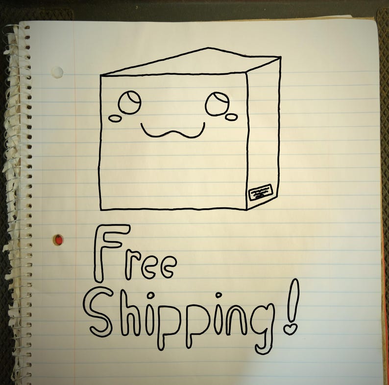 Pode incluir: Ilustra&ccedil;&atilde;o desenhada &agrave; m&atilde;o de uma caixa sorridente com as palavras "Free Shipping!" em papel pautado. A caixa tem um rosto fofo com olhos ovais e uma boca curva. O texto est&aacute; em um estilo l&uacute;dico e manuscrito.