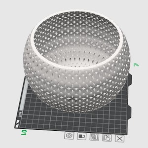 Puede incluir: Un macetero blanco redondo decorativo con un patrón geométrico. El macetero está hecho de un material ligero y tiene un acabado blanco liso.