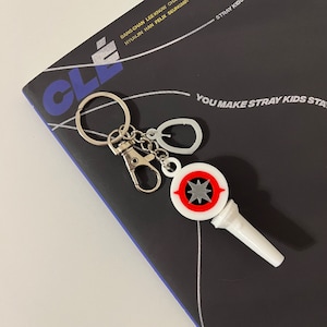 Mini portachiavi con lightstick ispirati a Stray Kids
