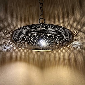 Handgjord marockansk mässingslykta med varmt omgivande ljus, höstvinter, heminredning, Marrakech hantverkslampa