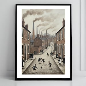 Puede incluir: Impresión enmarcada que representa una escena callejera con edificios de ladrillo y fábricas al fondo. Los niños juegan al fútbol en la calle. El humo sale de las chimeneas de las fábricas y la gente camina por las aceras.