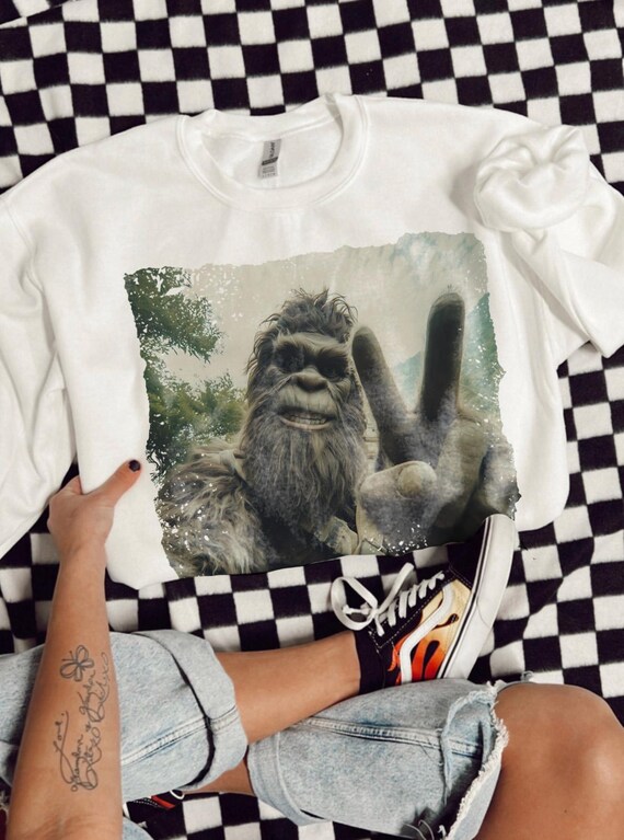 Bigfoot Selfie Shirt | Funny Sasquatch Peace Sign Graphic Tee | Cryptid Humour T-Shirt, Unhinged, Gifts, Adult Humor, Comfort Colors