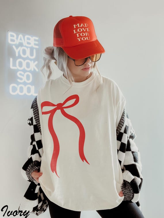 Coquette Bow Tee | Pink Graphic T-Shirt | Y2K Aesthetic Shirt | Oversized Cute Top | Soft Girl Style | Preppy Sweatshirt Option