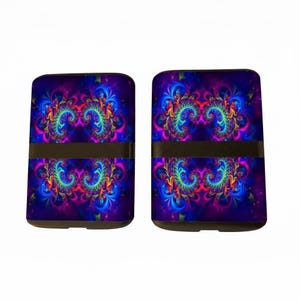 Peut inclure: Deux objets rectangulaires arborant un motif fractal vibrant avec des designs tourbillonnants dans des tons de violet profond, bleu vif et rose néon. Chaque objet présente une bande horizontale sombre au centre, divisant l'œuvre complexe.