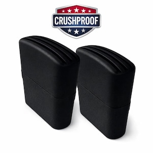 Peut inclure: Deux objets noirs rectangulaires avec un dessus strié sont affichés sur un fond blanc. Les objets sont placés côte à côte. Au-dessus d'eux se trouve un emblème en forme de bouclier avec le texte "CRUSHPROOF". L'emblème a une palette de couleurs rouge, blanche et bleue.