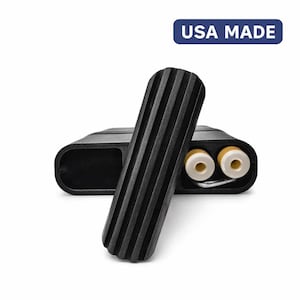 Può includere: Connettore audio nero con un design a coste, con due porte bianche e gialle. Il prodotto è etichettato "USA MADE" in un rettangolo blu. I connettori sono progettati per apparecchiature audio.