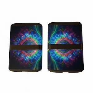 Può includere: Due custodie rettangolari caratterizzate da un vivace motivo frattale con vortici di colori blu, verde, viola e arancione. Ogni custodia presenta una fascia orizzontale nera solida al centro, che divide il design intricato e simmetrico in due metà.