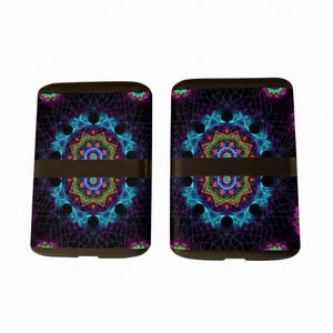 Op de afbeelding: Twee rechthoekige etuis met een donkere achtergrond en een levendig, symmetrisch mandalapatroon in neonblauw, paars, groen en oranje. Elk etui heeft een effen donkere horizontale band over het midden van het ingewikkelde ontwerp.
