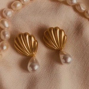 Earrings pearl gold shell vintage oldmoney chic