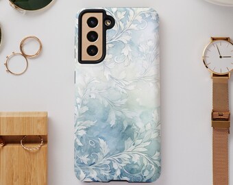 Peut inclure: Une coque de téléphone bleue et blanche avec un motif floral. La coque a une découpe pour l'objectif de l'appareil photo.
