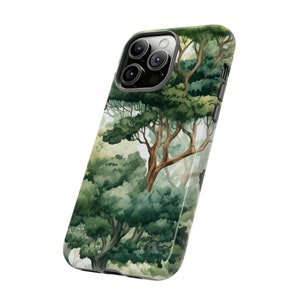 Peut inclure: Une coque de smartphone orn&eacute;e d'une peinture &agrave; l'aquarelle d'une for&ecirc;t verdoyante, avec de grands arbres et un feuillage dense. Le design utilise des tons de vert, de marron et de blanc, pour un aspect naturel et artistique.