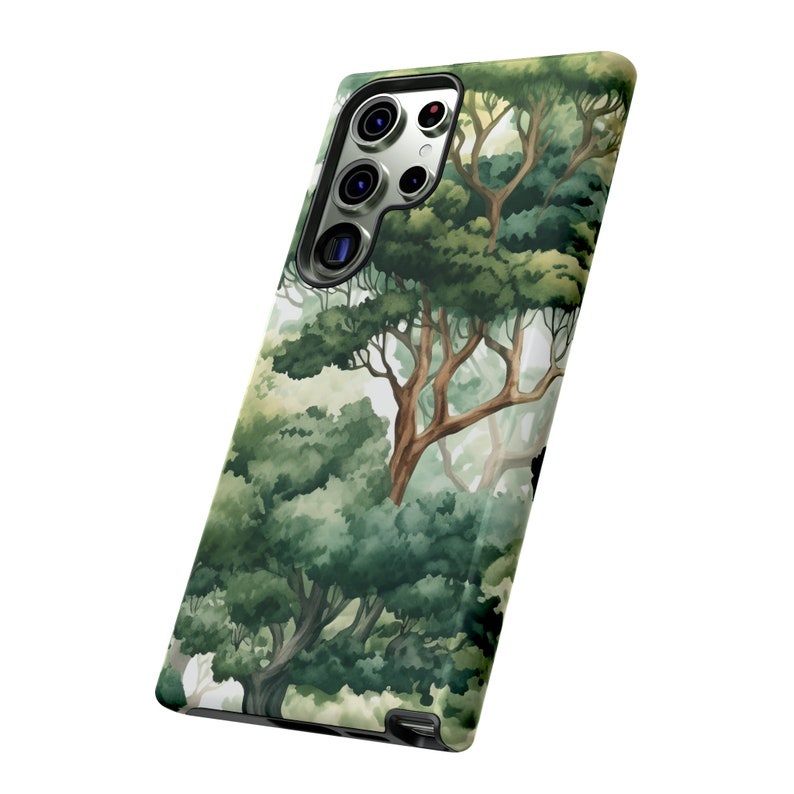 Peut inclure: Coque de t&eacute;l&eacute;phone avec une for&ecirc;t &agrave; l'aquarelle, avec des feuilles vertes et des troncs bruns. Le bo&icirc;tier a une finition brillante et une d&eacute;coupe pour l'appareil photo.