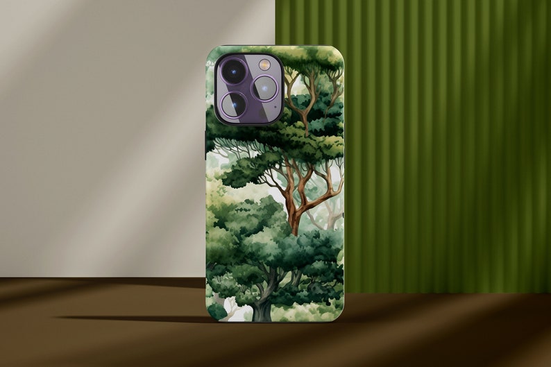 Peut inclure: Une coque de smartphone avec une peinture &agrave; l'aquarelle d'une sc&egrave;ne de for&ecirc;t. Le design pr&eacute;sente des arbres verts luxuriants avec des troncs et des branches brunes, sur un fond clair et doux. La coque a une finition brillante.