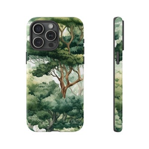 Peut inclure: Coque de smartphone avec une peinture &agrave; l'aquarelle d'une sc&egrave;ne de for&ecirc;t. Le motif pr&eacute;sente des arbres verts avec des troncs et des branches brunes, sur un fond doux et brumeux. La coque est pr&eacute;sent&eacute;e de face et de c&ocirc;t&eacute;.