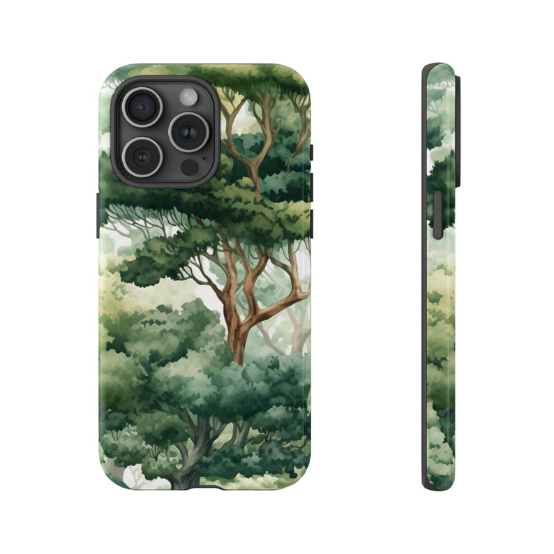 Peut inclure: Coque de smartphone avec une peinture &agrave; l'aquarelle d'une sc&egrave;ne de for&ecirc;t. Le motif pr&eacute;sente des arbres verts avec des troncs et des branches brunes, sur un fond doux et brumeux. La coque est pr&eacute;sent&eacute;e de face et de c&ocirc;t&eacute;.