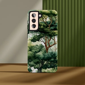 Peut inclure: Une coque de t&eacute;l&eacute;phone avec un motif aquarelle repr&eacute;sentant une for&ecirc;t dense. La coque pr&eacute;sente une vari&eacute;t&eacute; de feuillages verts et de troncs d'arbres bruns, cr&eacute;ant une esth&eacute;tique naturelle et artistique. La coque est con&ccedil;ue pour un smartphone moderne.