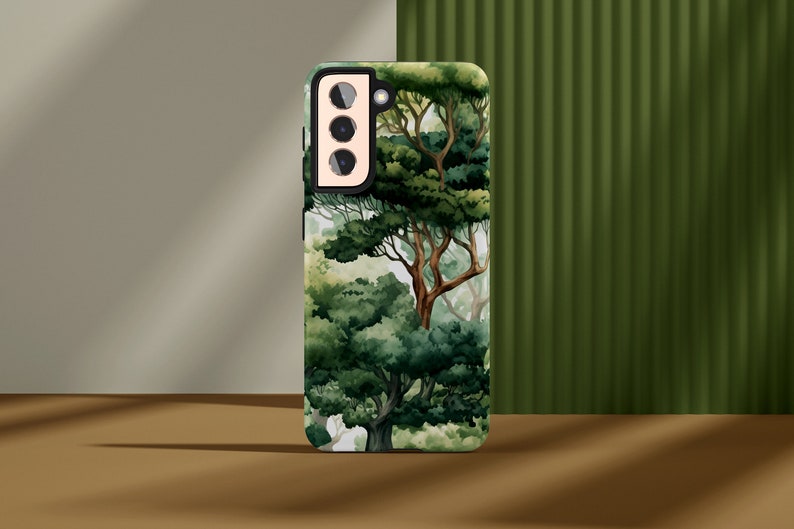 Peut inclure: Une coque de t&eacute;l&eacute;phone avec un motif aquarelle repr&eacute;sentant une for&ecirc;t dense. La coque pr&eacute;sente une vari&eacute;t&eacute; de feuillages verts et de troncs d'arbres bruns, cr&eacute;ant une esth&eacute;tique naturelle et artistique. La coque est con&ccedil;ue pour un smartphone moderne.