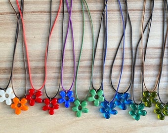 Colar com pingente de flor de vidro, colorido, floral, presente.
