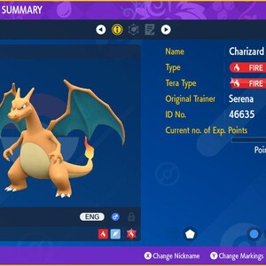 Può includere: Un display digitale mostra un Pokémon Charizard. La creatura arancione e crema ha ali blu ed è etichettata come tipo Fuoco e Volante. Lo schermo mostra il livello, l'allenatore e i punti esperienza del Pokémon.