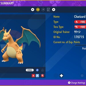 Op de afbeelding: Een digitale afbeelding van Charizard, een Pokémon van het type vuur en vliegen. De afbeelding toont de naam, het niveau en de statistieken van de Pokémon. De achtergrond is een verloop van blauw en paars, met tekst in wit en rood.