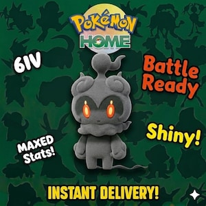 Puede incluir: Un peluche gris de un personaje Pokémon con ojos naranjas brillantes, sobre un fondo verde con siluetas de Pokémon. El texto incluye "Battle Ready", "Shiny!" y "Maxed Stats!". El logotipo de Pokémon Home está en la parte superior.