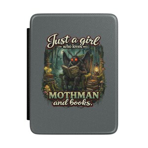 Può includere: Custodia grigia per tablet con un'illustrazione di Mothman che legge un libro in una foresta. Il testo recita: "Just a girl who loves Mothman and books."