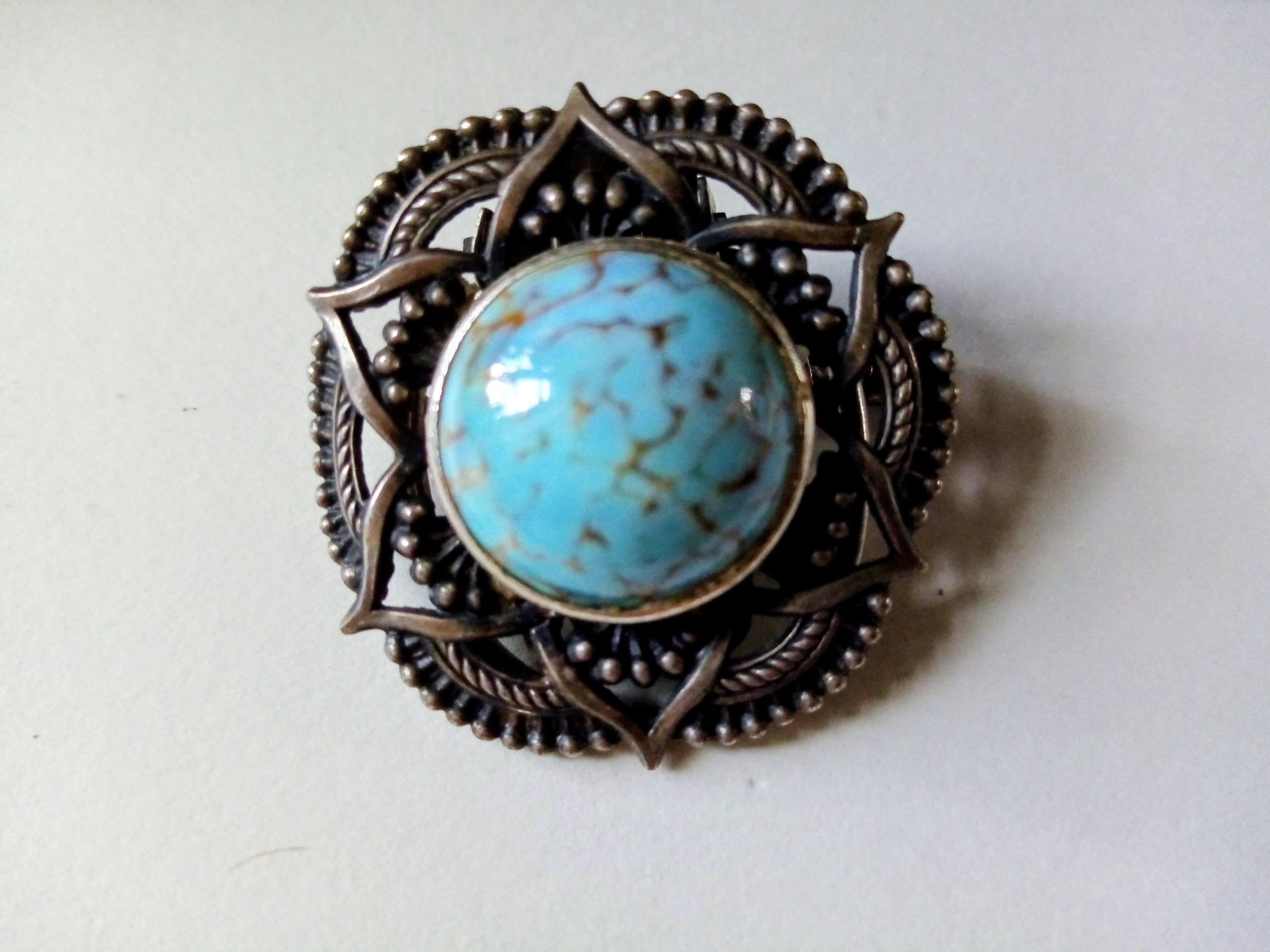 Ancienne broche en métal argenté, décor turquoise et strass