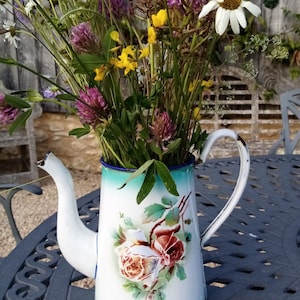 Franse antieke geëmailleerde bloemenkoffiepot