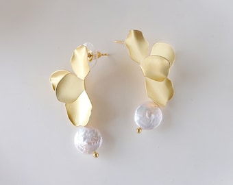 Odette Flower FreshWater Pearl Drop Earrings, Gold Large Flower Earrings, Minimalist Floral Pearl Earrings, Bridal Bridesmaid Earrings